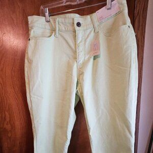 St. Johns Bay Pale Yellow Capri Pants Size 14 NWT